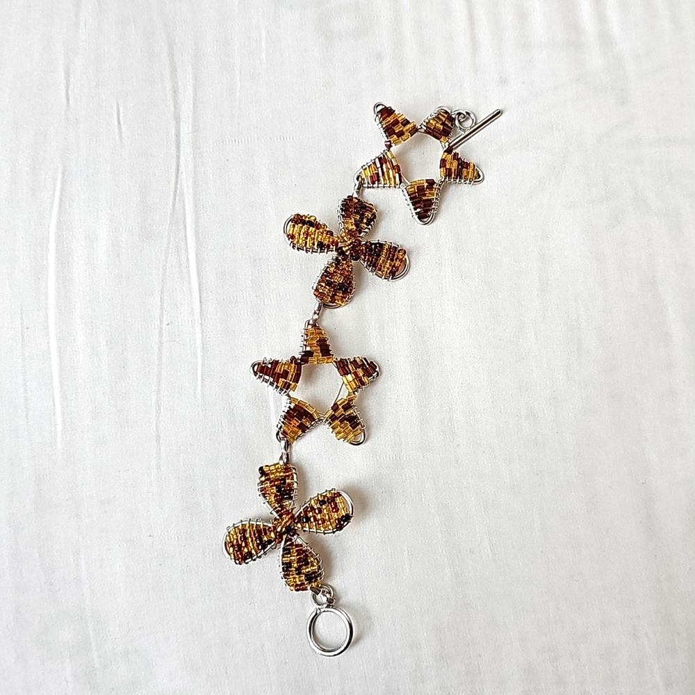 Funky flower and star beaded bracelet